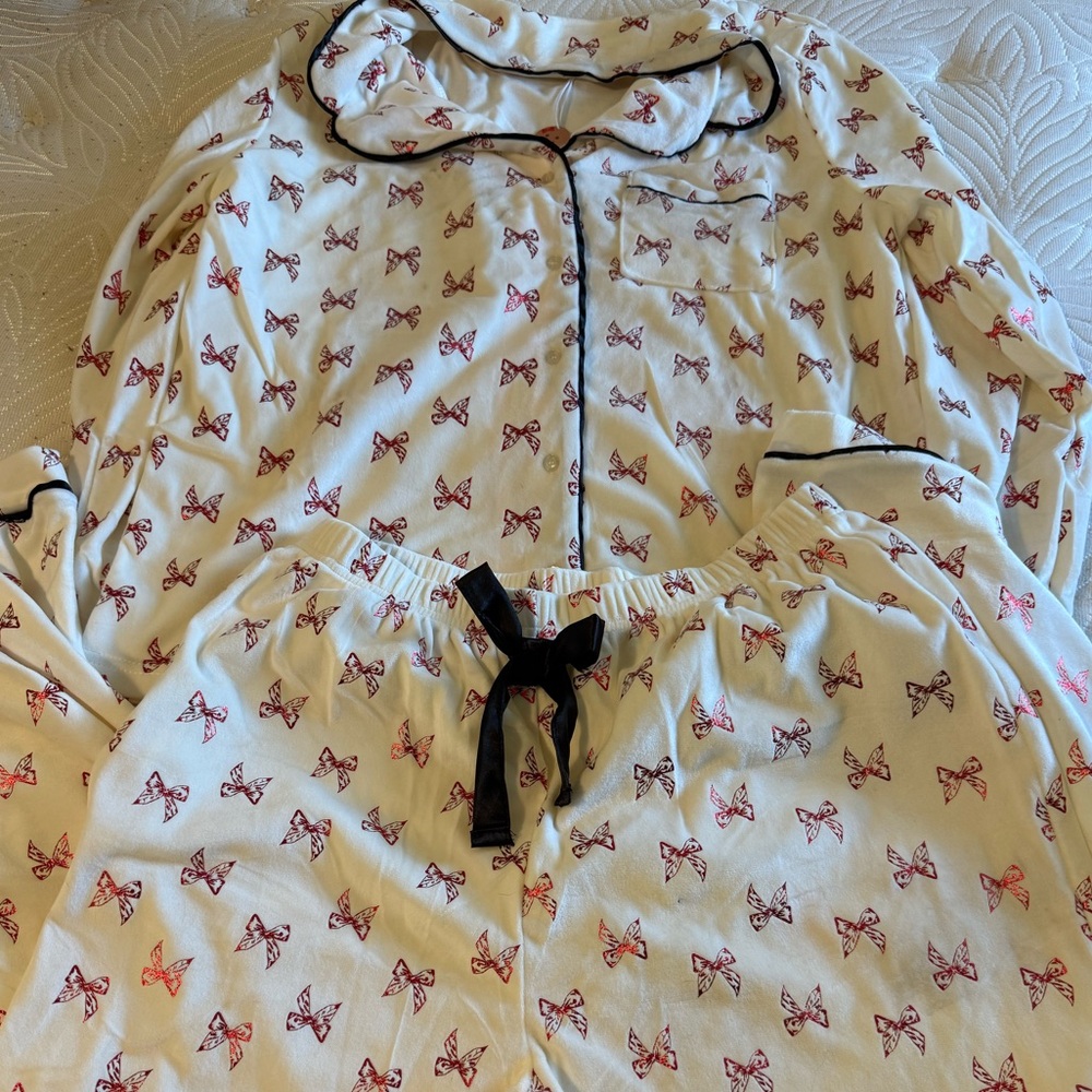 Rampage‎ Cream and Red foil bows Print pajamas